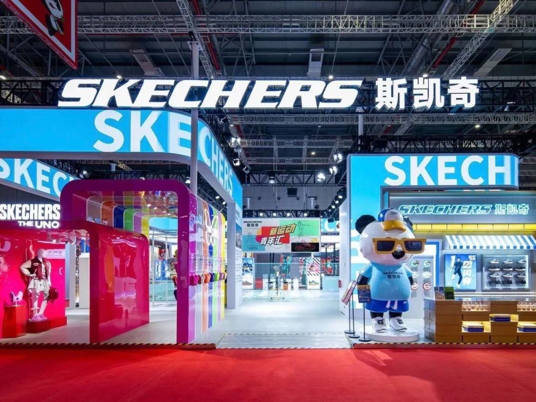 武漢展覽設(shè)計搭建公司領(lǐng)你看最具有創(chuàng)意00家企業(yè)展臺的2023進(jìn)博會(斯凱奇展臺)2