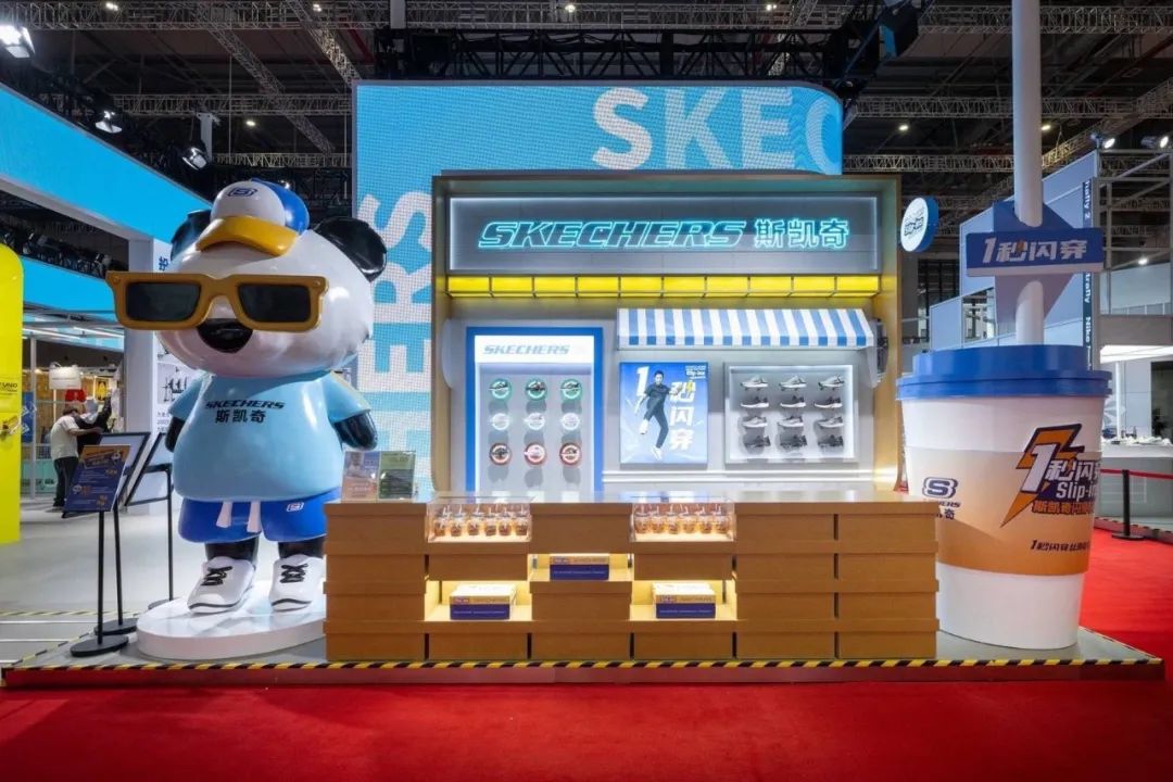 武漢展覽設(shè)計搭建公司領(lǐng)你看最具有創(chuàng)意00家企業(yè)展臺的2023進(jìn)博會(斯凱奇展臺)4