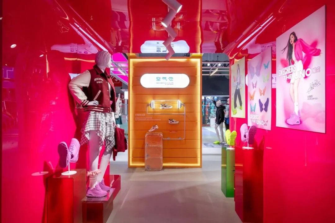 武漢展覽設(shè)計搭建公司領(lǐng)你看最具有創(chuàng)意00家企業(yè)展臺的2023進(jìn)博會(斯凱奇展臺)3